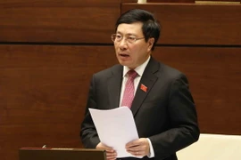 Phó Thủ tướng, Bộ Trưởng Bộ Ngoại giao Phạm Bình Minh giải trình, tiếp thu ý kiến của đại biểu Quốc hội nêu. (Ảnh: Phương Hoa/TTXVN)