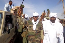 Thủ lĩnh phiến quân Musa Hilal (giữa) tại Nyala, thủ phủ bang Nam Darfur. (Nguồn: AFP/TTXVN)