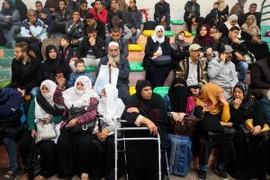 Người dân Palestine đợi qua cửa khẩu Rafah. (Nguồn: AFP/TTXVN)