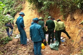 Lực lượng chức năng phá hủy quả bom. (Ảnh: Trịnh Duy Hưng/TTXVN)