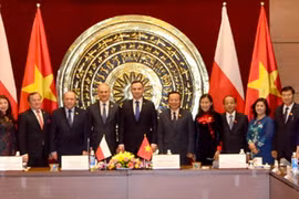 Tổng thống Ba Lan Andrzej Duda, Phó Chủ tịch Quốc hội Phùng Quốc Hiển chụp ảnh lưu niệm với hai Nhóm Nghị sỹ hữu nghị Việt Nam-Ba Lan. (Nguồn: daibieunhandan.vn)