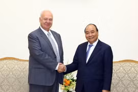 Thủ tướng Nguyễn Xuân Phúc tiếp Đại sứ Đặc mệnh Toàn quyền Liên bang Nga tại Việt Nam Konstantin Vasilievich Vnukov. (Ảnh: Thống Nhất/TTXVN) 