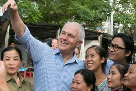 Người dân Đà Nẵng chụp ảnh cùng Thủ tướng Australia Malcolm Turnbull. (Nguồn: TTXVN)