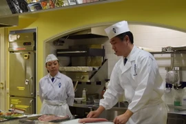 Bếp trưởng Kyoaki trình diễn kỹ năng điêu luyện chế biến món sashimi, một món ăn nổi tiếng của Nhật Bản. (Ảnh: Nguyễn Tuyến-Hồng Hà/Vietnam+)