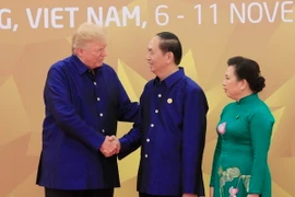 Chủ tịch nước Trần Đại Quang và Phu nhân đón Tổng thống Hoa Kỳ Donald Trump tới dự chiêu đãi. (Nguồn: TTXVN)