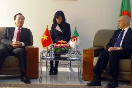 Bộ trưởng Bộ Xây dựng Phạm Hồng Hà gặp gỡ, làm việc với Bộ trưởng Bộ Công nghiệp và Mỏ Algeria Youcef Yousfi . (Ảnh: Quang Trường/TTXVN) 