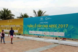 Panô chào mừng Tuần lễ cấp cao APEC 2017 được trưng bày tại các khu vực công cộng ở Đà Nẵng. (Ảnh: Trần Lê Lâm/TTXVN)