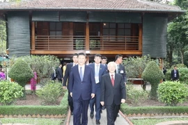 Tổng Bí thư Nguyễn Phú Trọng và Tổng Bí thư, Chủ tịch nước Trung Quốc Tập Cận Bình thăm Nhà sàn Bác Hồ. (Ảnh: Trí Dũng/TTXVN)