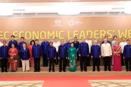 Chủ tịch nước Trần Đại Quang và Phu nhân chụp ảnh chung với Lãnh đạo các nền kinh tế thành viên APEC và Phu nhân. (Ảnh: TTXVN)