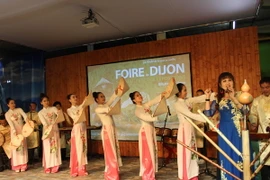 Tiết mục của các nghệ sỹ của Nhà hát Chèo Việt Nam tại hội chợ. (Ảnh: Linh Hương/TTXVN)