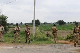 Lực lượng an ninh Ấn Độ gác tại khu vực Rohtak. (Nguồn: AFP/TTXVN)