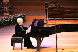Nghệ sỹ Nhân dân Thái Thị Liên trình diễn piano trong đêm nhạc. (Ảnh: Trọng Đạt/TTXVN)