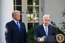 Chủ tịch Fed mới được bổ nhiệm Jerome Powell (phải) và Tổng thống Mỹ Donald Trump tại lễ công bố với báo giới ở Washington D.C. (Nguồn: THX/TTXVN)