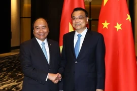 Thủ tướng Nguyễn Xuân Phúc gặp Thủ tướng Trung Quốc Lý Khắc Cường. (Ảnh: Thống Nhất/TTXVN)