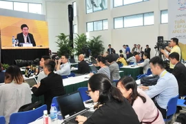 Phó Thủ tướng, Bộ trưởng Ngoại giao Phạm Bình Minh, Chủ tịch Ủy ban Quốc gia APEC 2017 trả lời câu hỏi của phóng viên, báo chí tại buổi họp báo. (Nguồn: TTXVN)