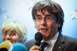 Cựu Thủ hiến Catalonia Carles Puigdemont (phải) và các thành viên chính quyền bị phế truất trong cuộc họp báo ở Brussels (Bỉ) ngày 31/10. (Nguồn: AFP/TTXVN)