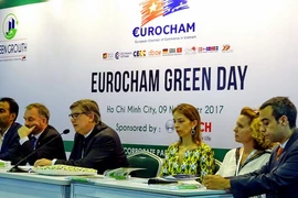 Đại diện EuroCham giới thiệu về Sách Xanh tại buổi công bố. (Ảnh: Thế Anh/TTXVN)