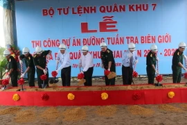 Lễ khởi công dự án đường tuần tra biên giới trên khu vực Quân khu 7. (Ảnh: Lê Đức Hoảnh/TTXVN)
