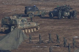 Binh sỹ Hàn Quốc di chuyển pháo tự hành K-9 tại khu vực Paju, gần biên giới liên Triều. (Nguồn: Yonhap/TTXVN)