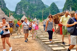 Du khách quốc tế thăm quan bối cảnh phim trường "Kong: Skull Island" tại Ninh Bình, vào tháng 8/2019, trước thời điểm khu này phải tháo dỡ. (Ảnh: Mai Mai/Vietnam+)