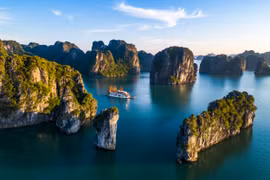 Du thuyền hoạt động trên vùng vịnh Hạ Long. (Ảnh: Lux Group/Vietnam+)