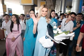 “Soi” nhan sắc búp bê của đương kim Miss World 2024 khi tới Việt Nam