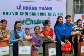 Thùy Tiên vừa nghiệm thu sân chơi tại bệnh viện, kết hợp tặng quà, học bổng cho các em thiếu nhi trong dự án mà cô đang triển khai trên toàn quốc. (Ảnh: CTV/Vietnam+)