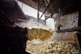 Nhọc nhằn nghề kéo kén thủ công ở làng nghề ươm tơ Cổ Chất