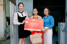 Hoa hậu Thanh Thủy mang "Tết hạnh phúc" đến với lao động có hoàn cảnh khó khăn. (Ảnh: CTV/Vietnam+)