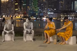 Một "nghề" mới của Thùy Tiên trong "Đu đêm." (Ảnh: CTV/Vietnam+)