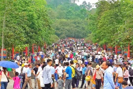 Du khách thập phương đổ về Đền Hùng đông “như nêm” trước thềm chính hội