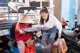 Ngọc Hằng hỗ trợ người khuyết tật có hoàn cảnh khó khăn trên địa bàn Thành phố Hồ Chí Minh. (Ảnh: CTV/Vietnam+)
