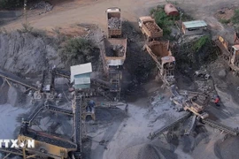 Hiện trường một vụ khai thác đá không phép. (Ảnh minh họa: TTXVN phát)