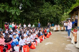 Hoa hậu Lương Thùy Linh trong chuyến thiện nguyện về quê hương Cao Bằng hồi tháng 7 vừa qua. (Ảnh: CTV/Vietnam+)