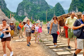 Du khách quốc tế tham quan bối cảnh “Kong: Skull Island” ở Ninh Bình trước khi khu này bị tháo dỡ vào năm 2019. (Ảnh: Mai Mai/Vietnam+)