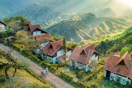 Du khách Việt có xu hướng thích nghỉ trong những căn nhà trên núi giữa thiên nhiên. (Ảnh: CTV/Vietnam+)