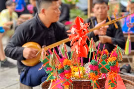 Đàn tính cùng bàn then là một trong những nét đẹp văn hóa của người Tày còn được bảo tồn và phát triển ở Sa Pa. (Ảnh: Mai Mai/Vietnam+)