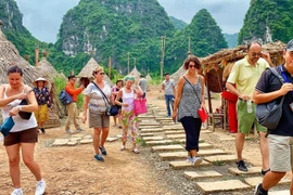 Du khách quốc tế thăm quan bối cảnh phim trường "Kong: Skull Island" tại Ninh Bình, vào tháng 8/2019, trước thời điểm khu này phải tháo dỡ. (Ảnh: Mai Mai/Vietnam+)