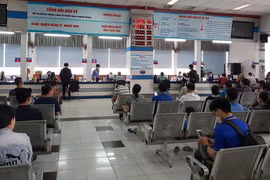 Người dân đến ga Sài Gòn mua vé tàu Tết Quý Mão 2023. (Ảnh: CTV/Vietnam+)