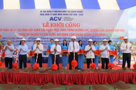 Các đại biểu phát động khởi công gói thầu thi công đường cất hạ cánh, đường lăn, sân đỗ máy bay tại Cảng hàng không Điện Biên. (Ảnh: CTV/Vietnam+)