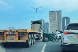 Hiện trường vụ xe ôtô chở thép cuộn rơi xuống đường Vành đai 3 trên cao tại Hà Nội vào sáng 9/8 gây nguy hiểm cho người và phương tiện khác trên đường. (Nguồn ảnh: otofun)
