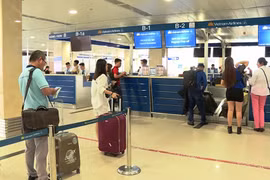 Hành khách ký gửi hành lý tại một sân bay nội địa. (Ảnh: CTV/Vietnam+)