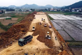 Cao tốc Nghi Sơn-Diễn Châu đang được các nhà thầu tăng tốc thi công để đẩy nhanh tiến độ dự án. (Ảnh: Huy Hùng/Vietnam+)
