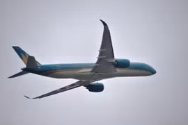 Chuyến bay của Vietnam Airlines từ Hà Nội đi Nhật Bản đã phải quay đầu về lại Nội Bài để cấp cứu một trẻ em gặp vấn đề sức khỏe. (Ảnh: CTV/Vietnam+)