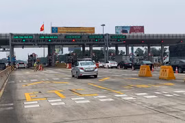 Phương tiện đi vào làn thu phí tự động không dừng tại trạm thu phí đầu tuyến cao tốc Hà Nội-Hải Phòng. (Ảnh: Việt Hùng/Vietnam+)