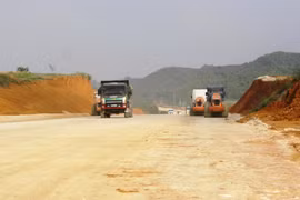 Nhà thầu thi công dự án cao tốc Bắc-Nam phía Đông. (Ảnh: Việt Hùng/Vietnam+)