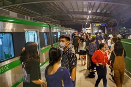 Hành khách đi tàu Cát Linh-Hà Đông đã tăng dần sau thời gian đưa vào vận hành và khai thác thương mại. (Ảnh: Tuấn Đức/TTXVN)