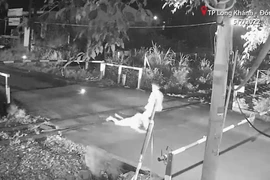 Anh Trịnh Văn Tài - nhân viên gác chắn Đội đường sắt Biên Hòa, Công ty cổ phần Đường sắt Sài Gòn kéo người đàn ông ra khỏi đường sắt. (Nguồn ảnh: Tổng công ty Đường sắt Việt Nam cung cấp)