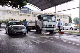Học viên học thực hành lái xe tại một trung tâm đào tạo sát hạch lái xe. (Ảnh: Việt Hùng/Vietnam+)