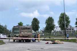 Hiện trường vụ tai nạn nghiêm trọng xảy ra trên địa bàn thành phố Huế khiến 4 mẹ con tử vong vào sáng ngày 26/11 vừa qua. (Ảnh: TTXVN phát)